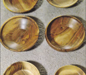 Jedes Stück ein Unikat − einige gedrechselte Werke von René Hartmann sind im September im Schaufenster des Quickline-Shops Reinach zu sehen. (Bild: zVg.)