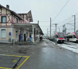Wohin geht die Reise? Das Postauto nach Beromünster sowie die Züge nach Luzern und Lenzburg stehen am Bahnhof Beinwil am See bereit. (Bilder: rms.)