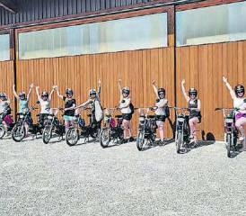 Der DTV Oberkulm: Die Turnerinnen mit elf Pony-Töffli in der Innerschweiz unterwegs. (Bild: zVg.)