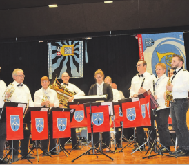 MG Schmiedrued mit Verstärkung: Der Dirigent, Sebastian Smolyn, holt mit viel Eleganz und Einfühlungsvermögen alles aus seinen Leuten heraus. (Bilder: Frieda Steffen)