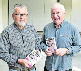 Haben gemeinsam bei Ringier in Zofingen die Lehre absolviert: Autor Markus Schenk und der Schreiber des Vorworts, Bruno Muntwyler vom «Wiggertaler». (Bild: ran.)