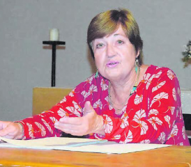 Eindrückliche Mimik und Gestik: Dagmar Loubier zeigt ihre Verbundenheit zu indigenen Völkern mit authentischem Schmuck. (Bild: st.)