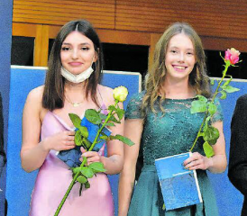 Strahlende Gesichter: Denisa Ibishi aus Rickenbach und Jessica Kunz aus Gunzwil.