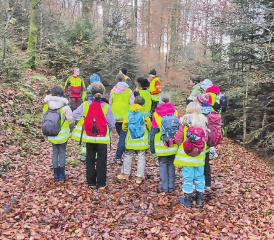 Interessiert hörten die Jugendlichen zu, was der Förster ihnen erklärte. (Bilder: zVg.)