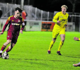 Jan Schneider (l.) nimmt Anlauf. Sein 1:0 nach 71 Minuten im Spiel gegen Tavannes/Tramelan war das einzige Schöftler Tor in den beiden letzten Spielen. (Bild: Otto Lüscher)