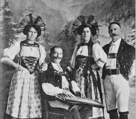 Direktion der Ersten Schweizer Sänger- und Jodlertruppe: Xaver Estermann aus Luzern. Das von dem aus Gunzwil stammenden Zitherspieler und Jodler gegründete Ensemble trat in farbenfrohen Fantasie-Trachten auf. (Bilder: zVg.)