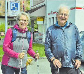 An den Wandertagen dabei zu sein ist Ehrensache: Eva und Jürg Maurer werden gleich frohgemut die 6-km-Tour starten, in der Hoffnung, früh genug zurück zu sein. (Bild: st.)