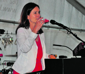 Gutgelaunt: Nationalrätin Maja Riniker begeisterte mit ihrer Rede grosse und kleine Zuhörer im Festzelt. (Bilder: hh)