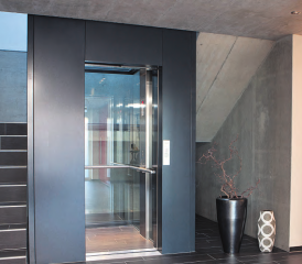 Eine Stärke der Haslimann Aufzüge AG: Glasaufzüge – Hier in einem Einfamilienhaus in Menziken. (Bild: zVg.)