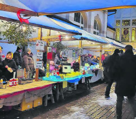 Buntes Markttreiben. Der Weihnachtsmarkt der Schule Menziken fand erstmals auf dem Gemeindeplatz statt. (Bild: zVg.)