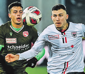 Mit vollem Einsatz: Filip Stojilkovic (r.) enteilt dem Gegner aus dem Berner Oberland und erzielt den Siegtreffer für seine Farben. (Bild: Sarah Rölli)