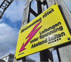 Solche Warnschilder – hier am Bahnhof Zofingen – mahnen deutlich: «Stromschlag tötet – Leitungen unter Spannung». Dennoch kletterte hier ein Jugendlicher auf einen Güterwagen und erlitt einen tödlichen Stromschlag. (Bild: Raphael Nadler)