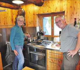 Katharina und Urs Eppenberger sind auch in der Küche ein eingespieltes Hüttenwartteam. (Bilder: René Fuchs)