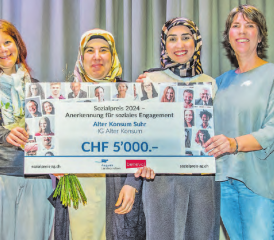 Der Sozialpreis-2024: Stellvertretend für den ganzen Vorstand und die unzähligen Freiwilligen der IG Alter Konsum Suhr freuten sich Maya Stampfli, Nazmiye Celik, Ayșe Ateș und Doris Frey über den 1. Platz des Sozialpreises Aargau. (Bild: zVg./Markus Hässig, sinus)