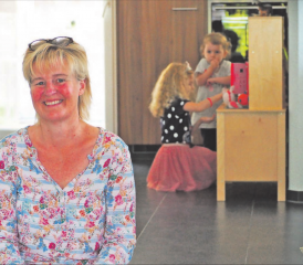 Kinderbetreuung zu Hause: Dreimal wöchentlich kümmerte sich die Rotkreuz-Betreuerin Simone Allenspach um Liana und Clara und entlastete so die Familie. (Bild: zVg.)