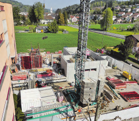 Der Anbau wächst: Im Juni soll der Rohbau fertiggestellt sein. Ende Dezember will die Spitex Mittleres Wynental am neuen Domizil beim Alterszentrum Oberkulm einziehen. (Bild: moha.)