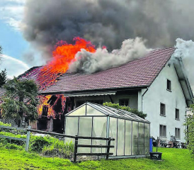 Am vergangenen Samstagabend ist auf einem Bauernhof im Gontenschwiler Geissenkragen ein Brand ausgebrochen, das Wohnhaus ist nicht mehr bewohnbar. (Bilder: kapo-ag)