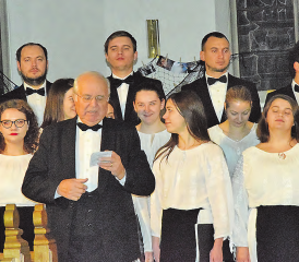 Er ist wie ein Vater zu diesen jungen Menschen: Professor Ph. D. Nicolae leitet nicht nur den Chor, er informiert auch durch präzise Ansagen. (Bild: st.)