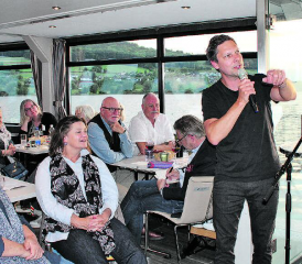 Die Bühne auf See hat für Moderatorin Luzia Stettler und Autor Simon Libsig einen eigenen Charme. Ihre Begeisterung für Literatur ist wunderbar ansteckend. (Bilder: grh)