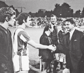 Arthur Schmid (1928 – 2023). Das Bild entstand 1970 anlässlich des Freundschaftsspiels zwischen dem FC Aarau und Bayern Münschen im Stadion Brügglifeld . Der Mann, dem Schmid die Hand reicht, ist Franz Beckenbauer. (Archivbild: Otto Lüscher)