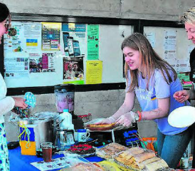Raritäten, Antiquitäten und Spezialitäten: Am Flohmarkt vom 1. Juni beim Reinacher Gemeindehaus gibt es einiges zu entdecken. (Bild: zVg.)