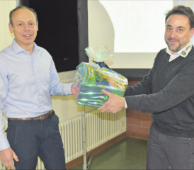 Nach neun Jahren demissioniert: Gemeindeammann Patric Jakob verabschiedet Vizeammann Benedikt Wolf (rechts). (Bilder aw.)