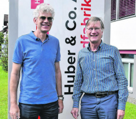Die Huber Bandfabrik wechselt den Besitzer: Thomas Huber (rechts) übergibt das in vierter Generation geführte Familienunternehmen in die Hände von Arne Vraalsen. (Bild: hg.)