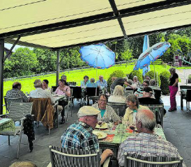 Bei diesem schönen Ausblick fiel es den Seniorinnen und Senioren nicht schwer, auf das Mittagessen zu warten. (Bild: zVg.)