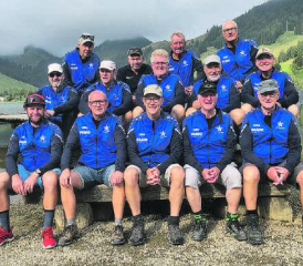 Oben grau, unten blau: Die Männerriege Zetzwil reiste unter anderem an den Schwarzsee. (Bild: zVg.)