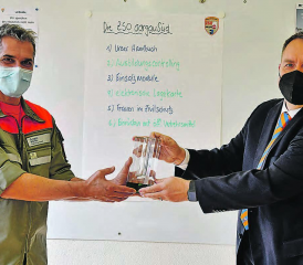 Übergabe auf Distanz: SZSV-Vorstandsmitglied Michel Elmer (rechts) übergibt den Pokal an Kommandant Gregor Müller. (Bild: zVg.)