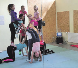 Das Training ist anstrengend, aber die Mädchen sind voller Energie dabei: Viel Spass beim Zirkustraining während des Herbst-Camps in Reinach. (Bild: zVg.)