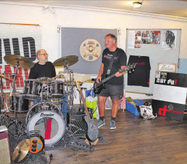 Jam-Session: Hannes Eichenberger am Schlagzeug und «Teddy» lassen Nostalgie klingen. Die Faszination des Rock lebt. (Bild: grh.)