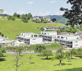Die Wohnüberbauung «Am Böhler» nimmt Formen an: Drei Wohnblocks mit modernen Eigentumswohungen sind ab Oktober bezugsbereit, zwei weitere werden auf Sommer 2019 fertiggestellt. (Bild: moha.)
