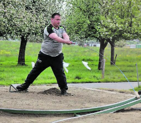 Peter Geissbühler: Der Reinacher Hornusser im Einsatz. (Bild: zVg.)