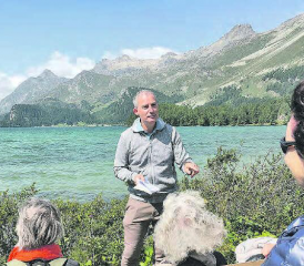 Daniel Henseler bereicherte letzte Woche den Poesiesommer mit Lesungen in Beinwil am See, Sils-Maria und in Guarda. (Bild: zVg.)
