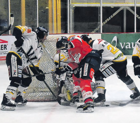 Trotz Niederlage ansprechender Auftritt gegen den Leader Wetzikon (v.l. in rot): Severin Augstburger, Eriks Zubulis und Rouven Renggli drücken erfolglos auf ein zweites Tor für Reinach. (Bilder: mars.)