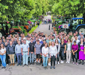 Die grösste Gruppe von Absolventinnen und Absolventen bildeten die 76 Landwirte und 16 Agrarpraktiker. Im Hintergrund ist ein Teil der 70 Traktoren zu sehen, die an die Liebegg gefahren sind. (Bilder: zVg.)