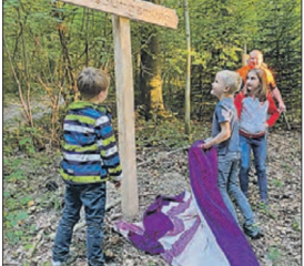 Freude bei der Enhüllung des neuen Wegschilds.