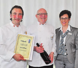 Neues Ehrenmitglied des Aargauer Bäcker-Confiseurmeister-Verbandes: Peter Sollberger (Mitte) mit Vorstandsmitglied Barbara Richner und Präsident Dominik Frei. (Bild: zVg.)
