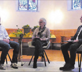 Berührende Firobe Chile: Mike Hunziker (links) im Gespräch mit Elsbeth Haefeli und Pfarrer Heinz Brauchart. (Bild: zVg.)