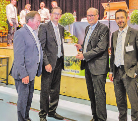 Resolution der Bauern: BVA-Präsident Alois Huber, BVA-Vizepräsident Christoph Hagenbuch, SBV-Präsident Markus Ritter und Ralf Bucher, Geschäftsführer des BVA. (Bild: zVg.)