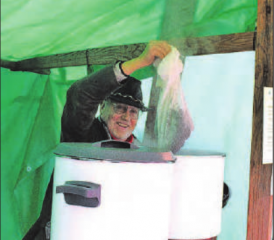 Trotz Regenwetter: Die kulinarischen Traditionen versüssten den Gästen des Christkindlimärts das Zusammensein und sorgten für zusätzliche Wärme, wenn die Leckereien für den Sonntag schon eingekauft waren. (Bilder: grh)