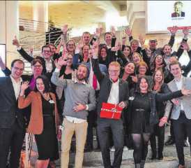 Gemeinsam: An der Preisverleihung anwesende Bertschi Mitarbeitende feiern mit Hans-Jörg Bertschi. (Bild: zVg.)