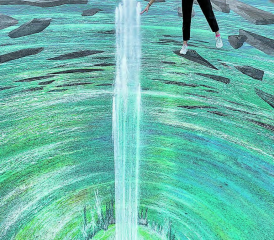 Schülerin Zora Humbert-Droz «balanciert» auf dem Kunstwerk von Edgar Müller, der eine ganze Woche daran gearbeitet hat.