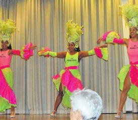Sie brachten Farbe, Rhythmus und gute Laune in den Saal: «As Nubiletes», drei junge, temperamentvolle Frauen, die einen ganzen Saal mitzureissen vermochten. (Bilder: st.)