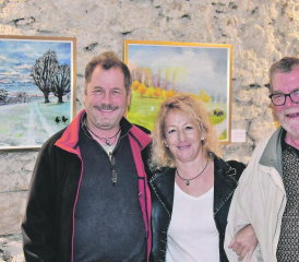 Aquarelle, die Lebensfreude versprühen: Bildermacher Alberto Romer (r.) und die Ausstellungsmacher, sein Sohn Benny und dessen Partnerin Ursina Jäggi. (Bilder: mars.)
