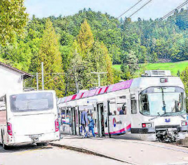Vom 11. bis 13. Juli verkehren Esatzbusse: Umstieg von Reisenden am Bahnhof Teufenthal. (Bild: zVg.)