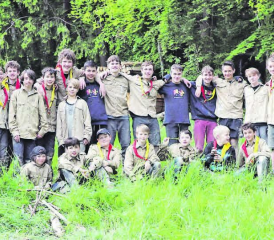 Gruppenfoto der Pfadfinderinnen und Pfadfinder der Pfadi Sankt Georg Aarau auf dem Dyshübel in Oberkulm. Der grosse Regen war zum Glück nur am Freitagabend Thema, danach hielt Petrus die Schleusen bis Pfingstmontag mehrheitlich dicht. (Bilder: rc.)