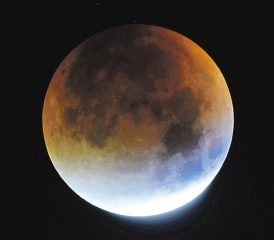 Der Höhepunkt der Mondfinsternis wird gegen 22.22 Uhr erwartet: Während der totalen Verfinsterung erhält der Mond seine charakteristische rötliche Farbe. (Bild: Andreas Walker)