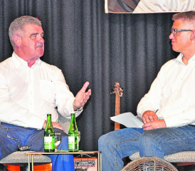 Interviewsession in der Mehrzweckhalle Holziken: Peter Spuhler stellte sich den Fragen von AZ-Redaktor Fabian Hägler. (Bilder: aw.)